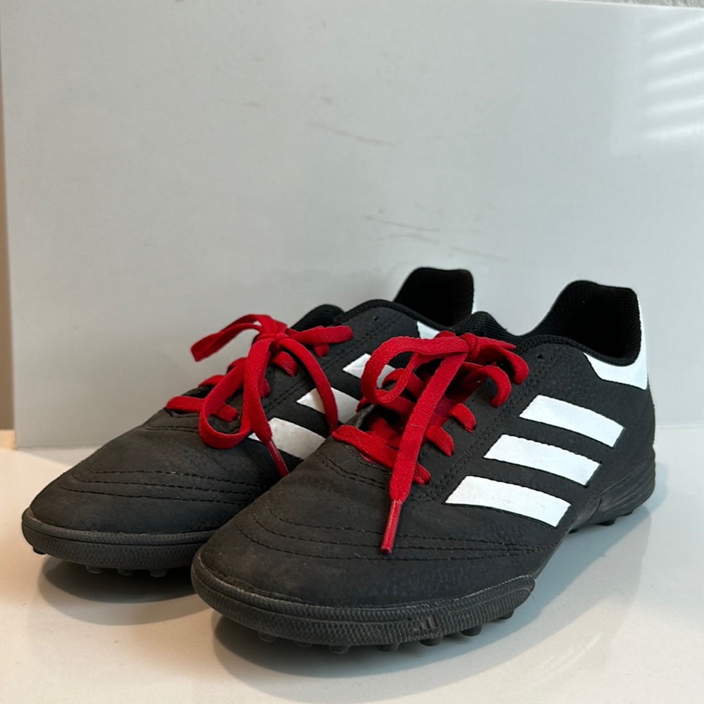Adidas Youth Indoor Soccer Cleats 
Size 4